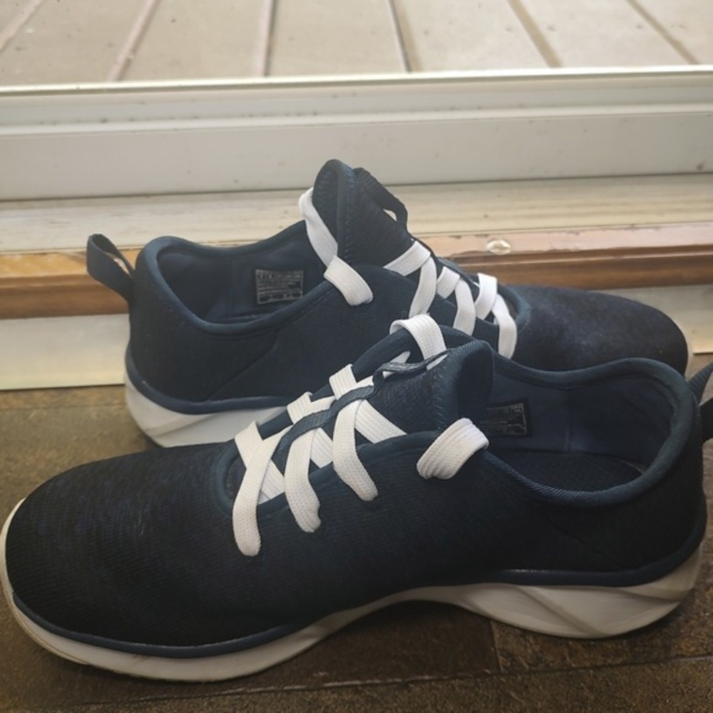 Skechers Womens Navy Blue Knit Slip On Sneakers White Laces Size 10